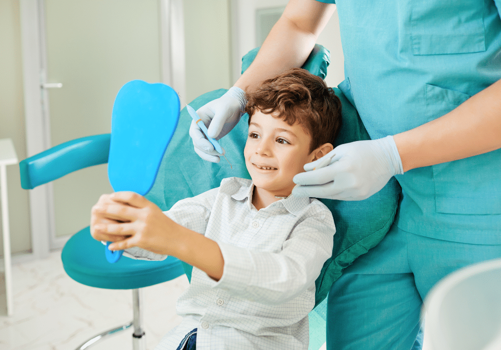 Niño sonriente después de recibir tratamiento de sellado dental, destacando los beneficios para su salud bucal.